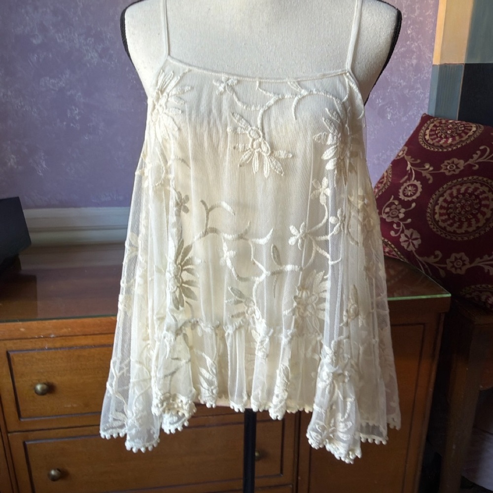 SZ M Gorgeous Sheer Lace Cold-Shoulder top w/ One Size Light Skin-tone Camisole - Picture 7 of 14